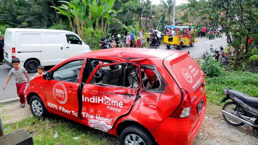 tak-kuat-menanjak-truk-pasir-mundur-dan-terjun-kesungai-banjarandesa-beji-kedungbantengserta-sempat-hantam-mobil-operasional-telkom-yang-berada-dibelakangnya-4-10-4