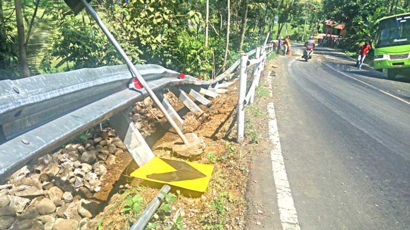 Tebing Longsor Di Ruas Jalan Bayeman Purbalingga Belum Ditangani