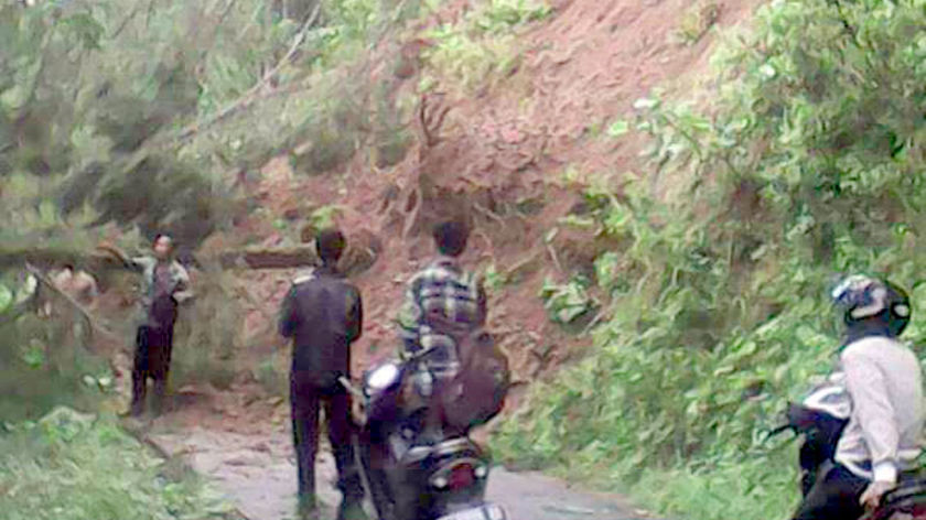 Tebing Longsor Tutup  Jalur Gumelar-Paguyangan