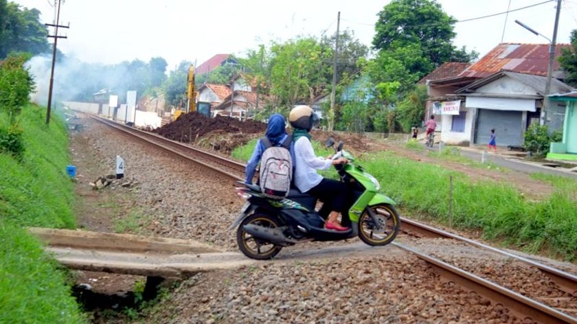 Warga Pasirmuncang Terancam Terisolir Oleh Proyek Pembangunan Double Track PT KAI