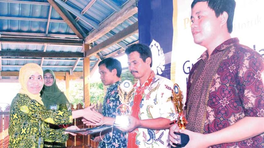 Tiga Guru Dapat Primadipa Award 2016
