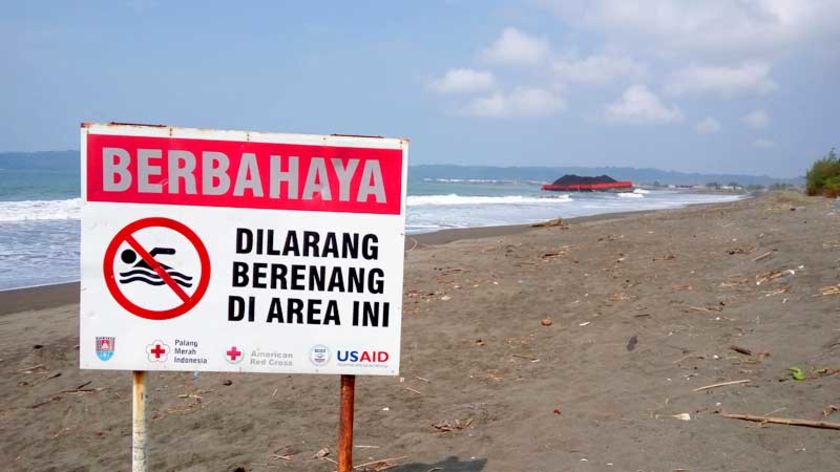 Tongkang Batubara Masih Susah Dievakuasi dari Perairan Pantai Kamulyan Cilacap