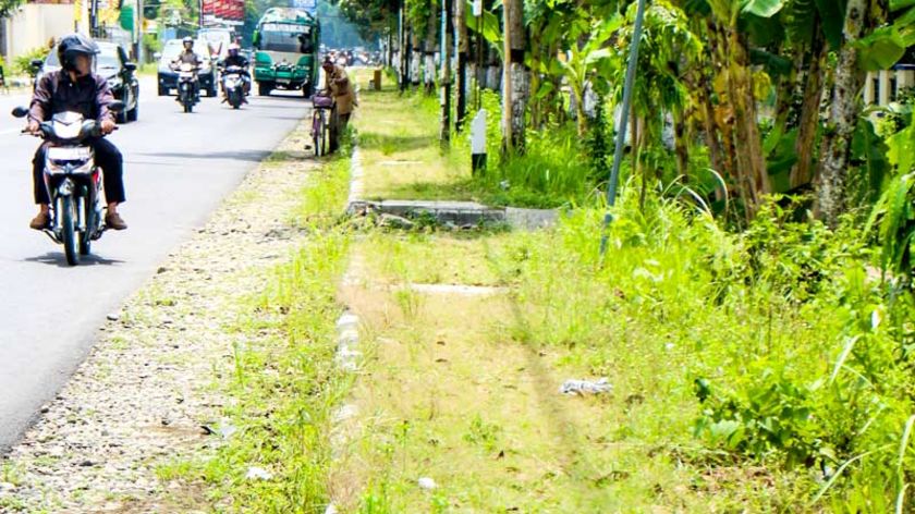 Tak Ada Anggaran Perawatan, Kondisi Trotoar Ruas Jalan Jompo Kalimanah Memprihatinkan