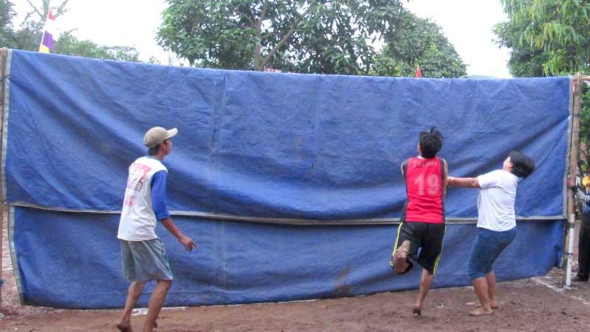 Perayaan HUT RI Unik, Voli Terpal Bikin Tabrakan Suami Istri