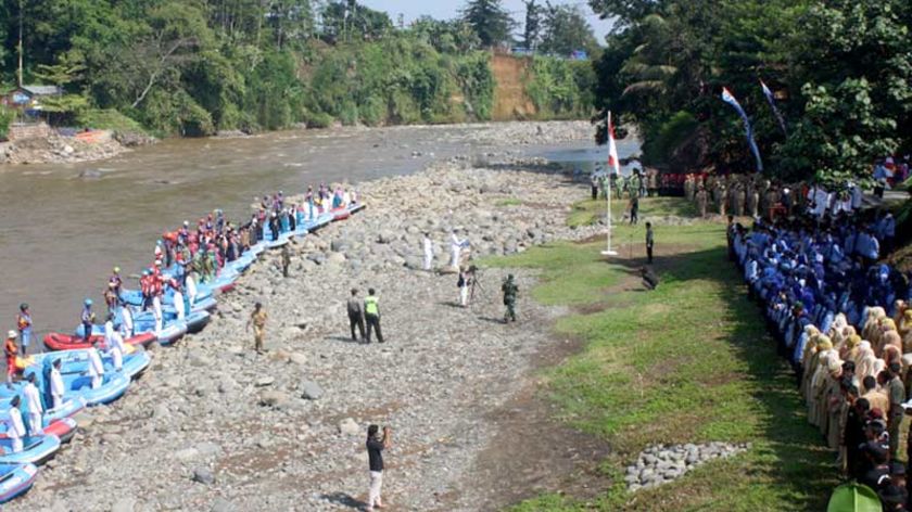 Kenali Alam, Warga Madukara Banjarnegara Upacara HUT RI di Sungai Serayu