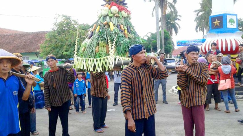 Warga 12 Desa di Banyumas Arak Gunungan Jatingarang