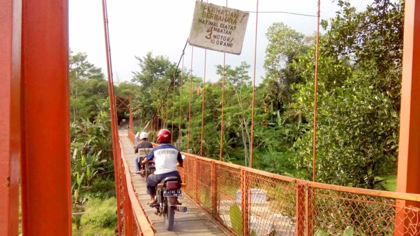 Warga Karanganyar, Patikraja Andalkan Jembatan Gantung