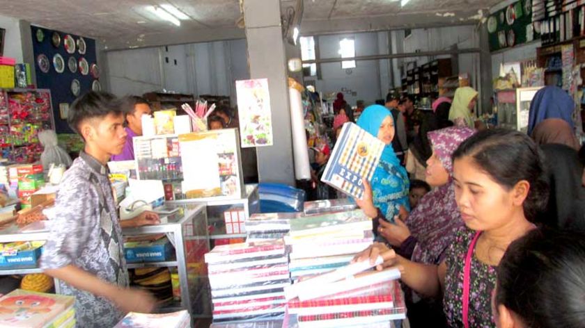 Persiapan Tahun Ajaran Baru, Warga Borong Peralatan Sekolah