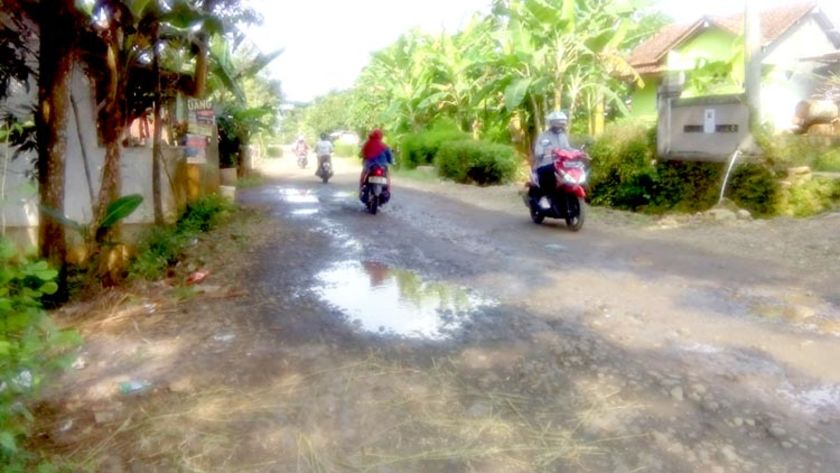 Warga Kalibagor Anggap Jalan Desa Suro Seperti 