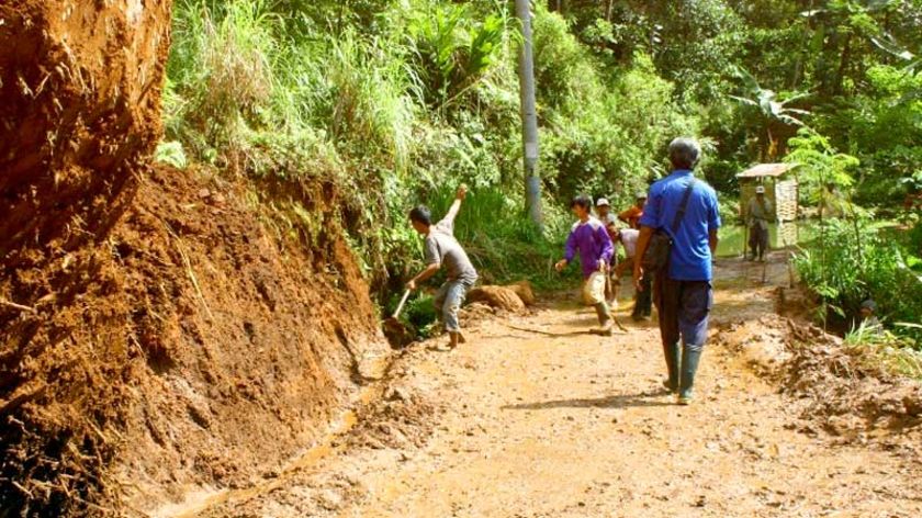 Buka Akses Jalan, Warga Pengadegan Majenang Kerahkan Ratusan Personel