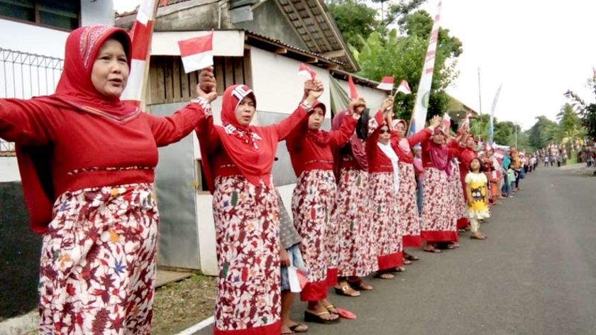 2.200 Warga Majapura Purbalingga Bergandeng Tangan Sepanjang 2,1 Kilometer