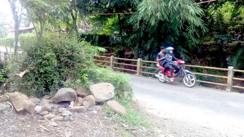 Warga Tunggu Pelabaran Jembatan Sungai Sogati