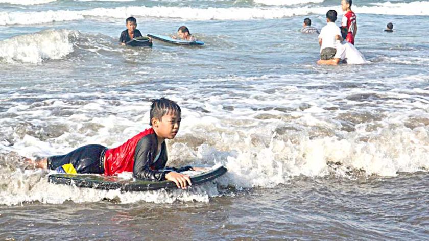 Cocok Untuk Berselancar, Pantai Indah Widarapayung Makin Diminati