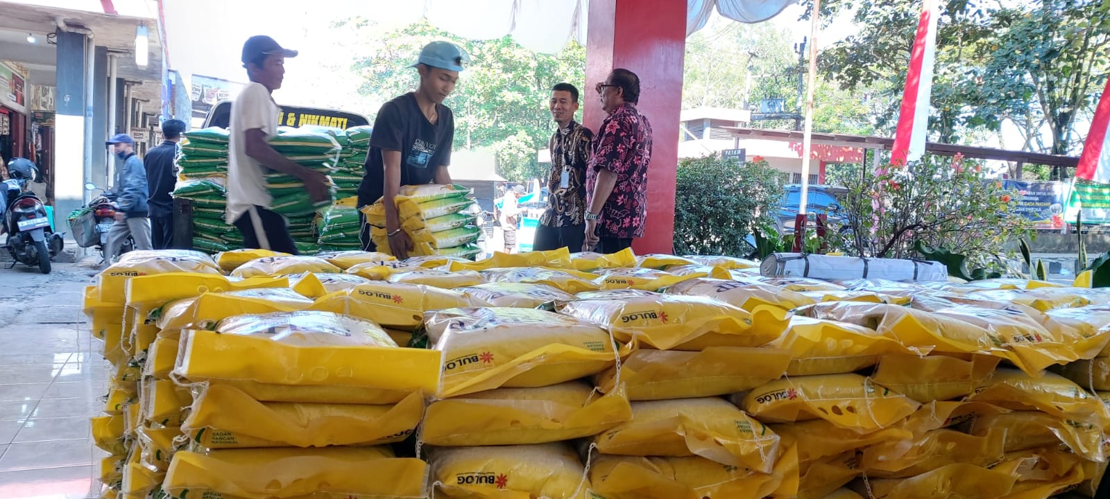 Harga Beras Operasi Pasar Bulog Ikut Naik, Cek Harganya Disini