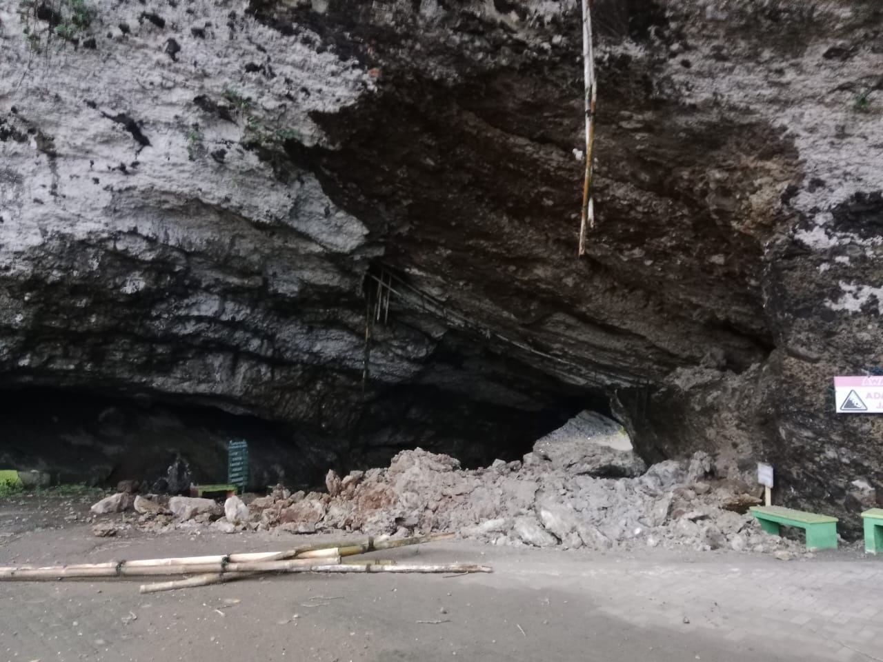 Tergerus Hujan, Dinding Goa Karangblong Ambrol