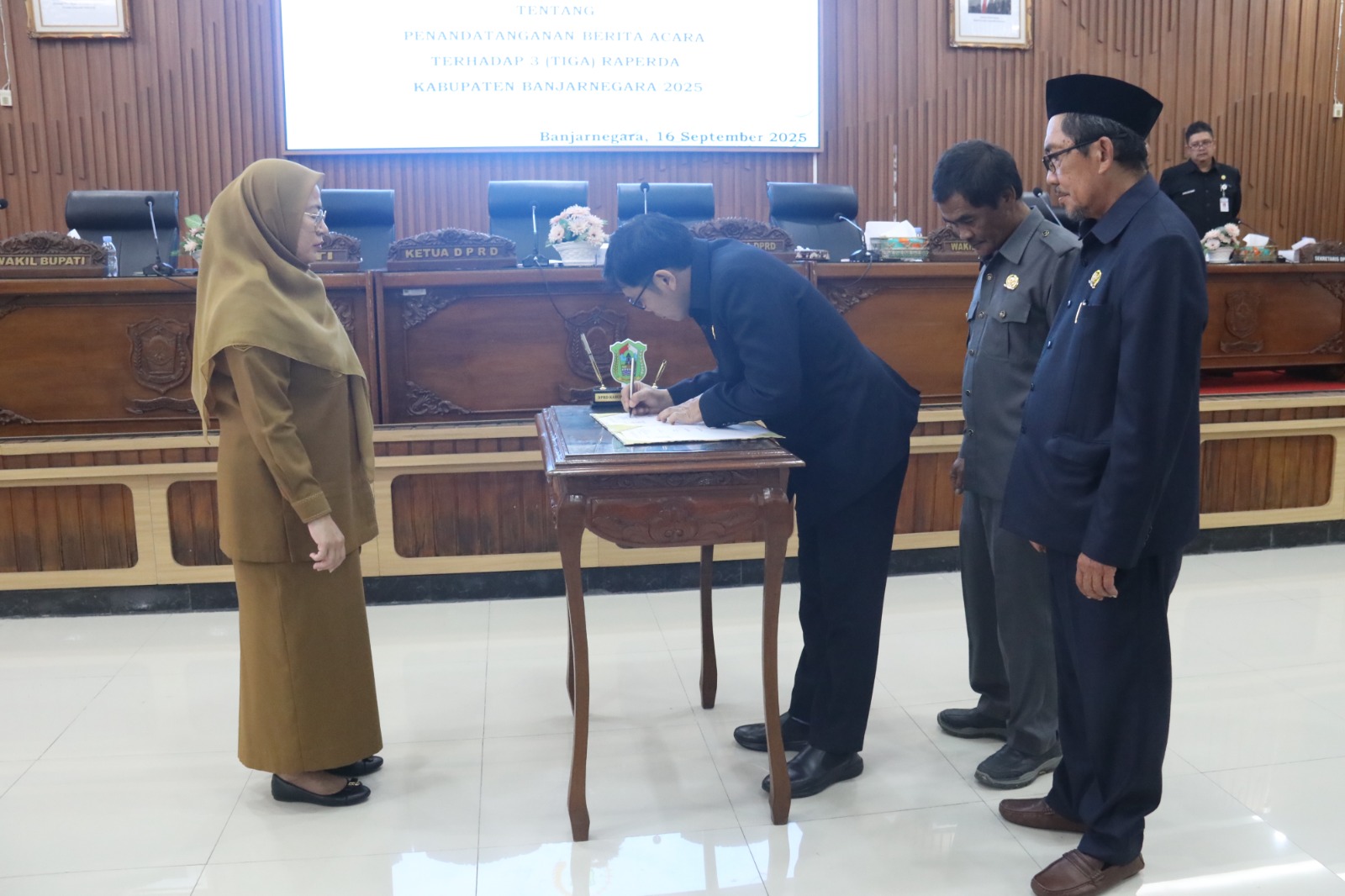 DPRD Banjarnegara Sahkan Tiga Raperda, Termasuk Perubahan Status Perusda Pertambangan