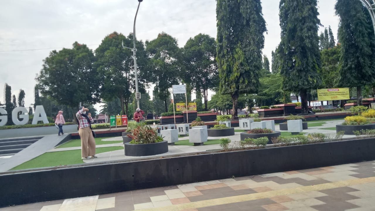 Meski Ada Larangan Parkir, Pengunjung Tetap Antusias ke Alun- Alun Purbalingga, Ada Apa?