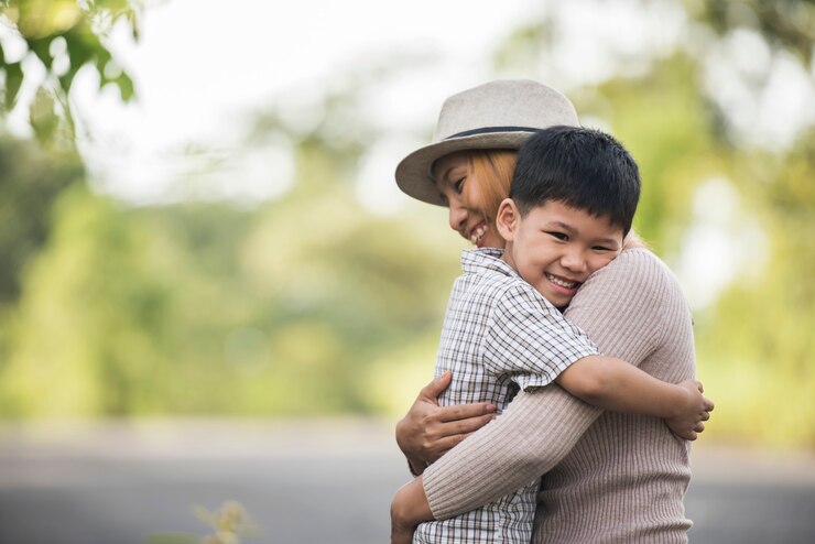 Tak Hanya Bentuk Kasih Sayang, Ternyata 7 Manfaat Memeluk Anak bagi Kesehatannya!