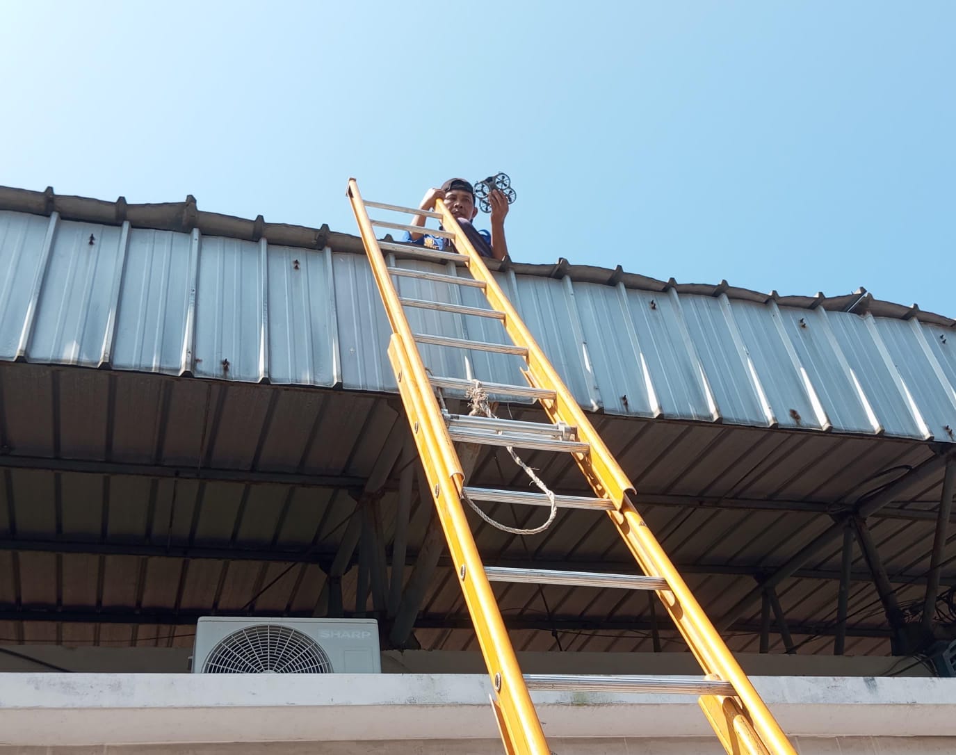 Damkar Cilacap Evakuasi Drone yang Tersangkut di Atap Stadion Wijaya Kusuma