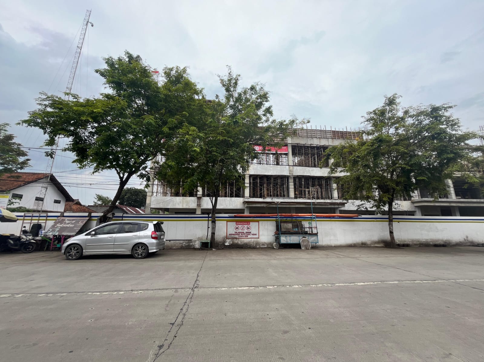 Pembangunan Pasar Kroya Mandek, Pedagang Tertekan di Tempat Penampungan Sementara