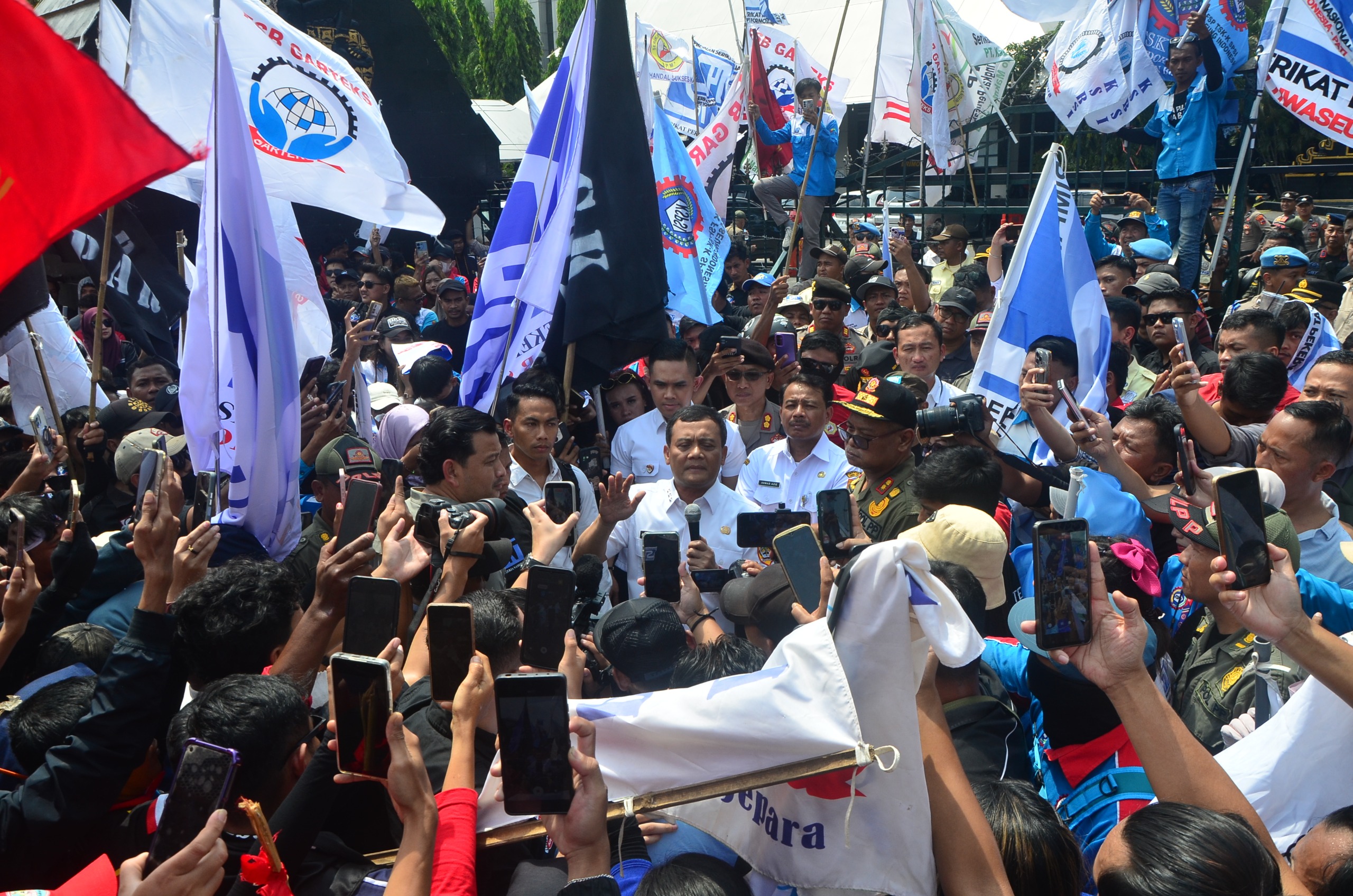Gubernur Ahmad Luthfi Temui Demo Buruh Usai Umumkan UMP dan UMK 2026