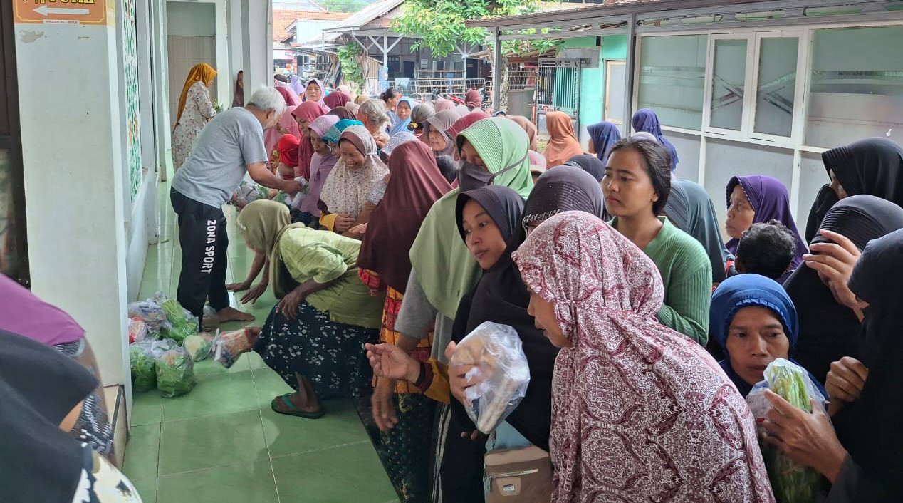  Ratusan Ibu Rumah Tangga Serbu Bahan Pangan di Masjid Kebokura