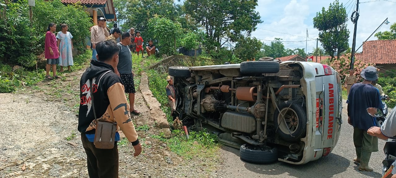 Mobil Ambulance Tergelincir hingga Terguling di Sawangan Wetan Patikraja