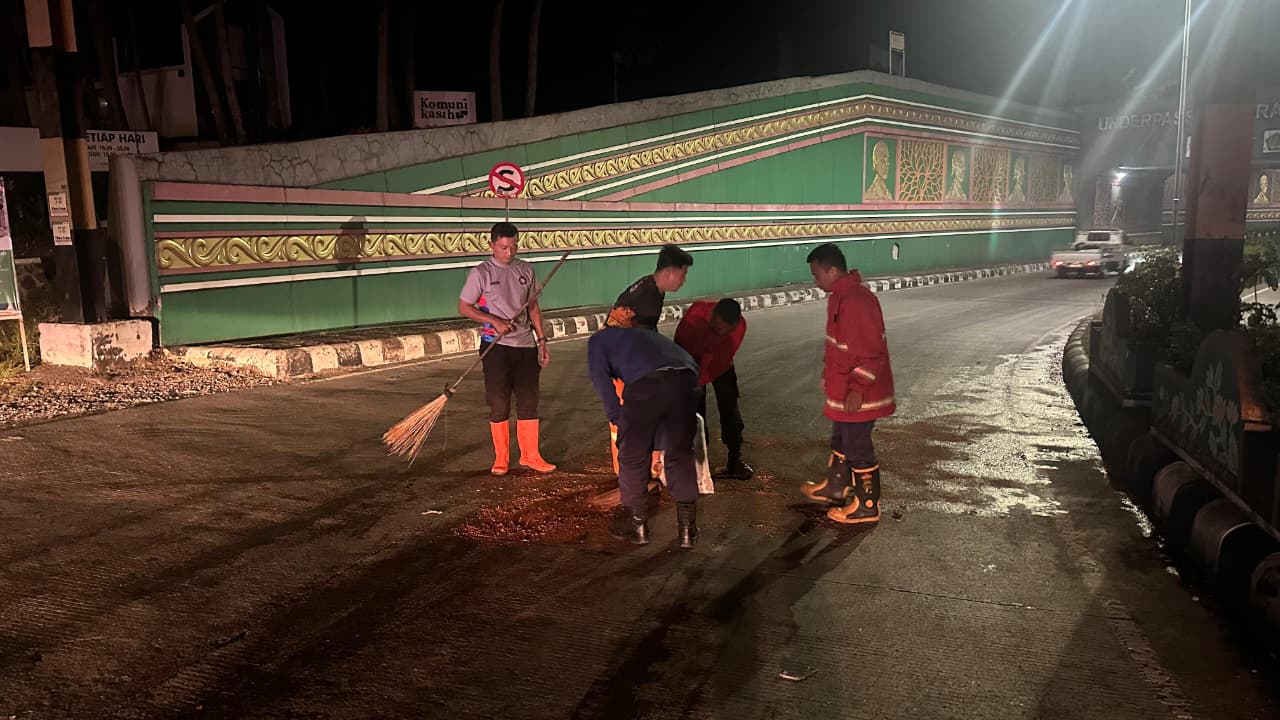 Solar Tumpah di Underpass Purwokerto Ancam Pengendara