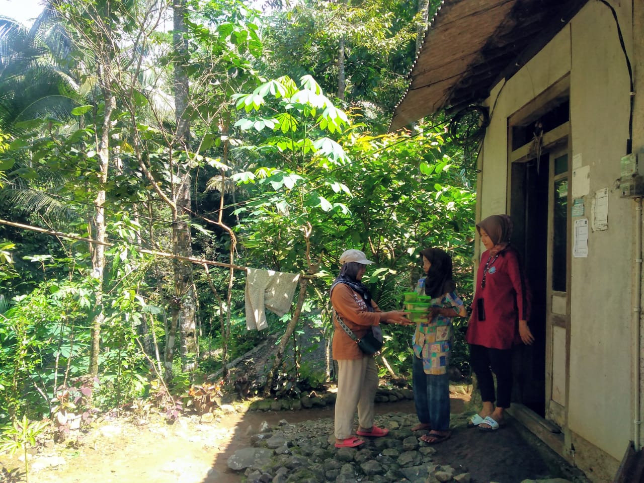 Relawan Distribusi Bansos Permakanan di Desa Banjarpanepan : Kita Kerja Sosial
