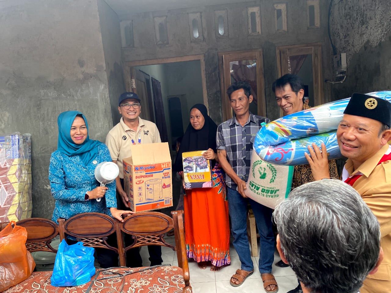 Pringsewu Peduli, Berikan Bantuan Air Bersih dan Bedah Rumah