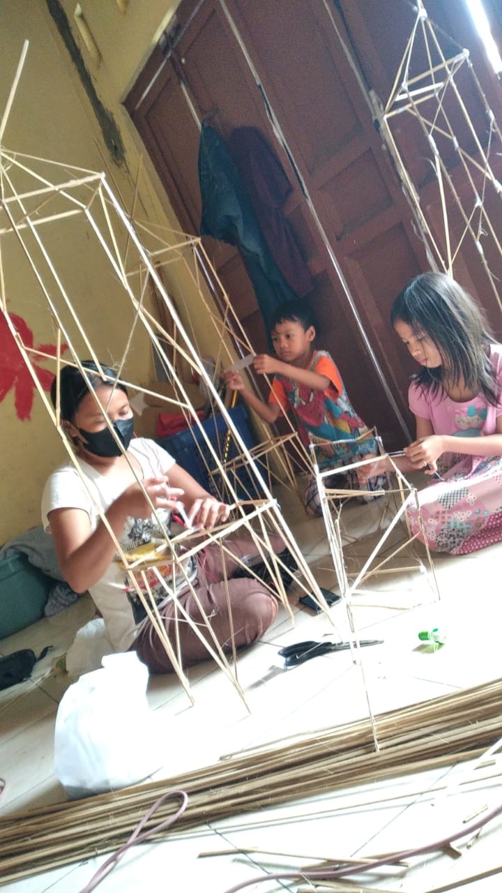 Anak-Anak Perajin Ikut Serta Membuat Rumah Leluhur