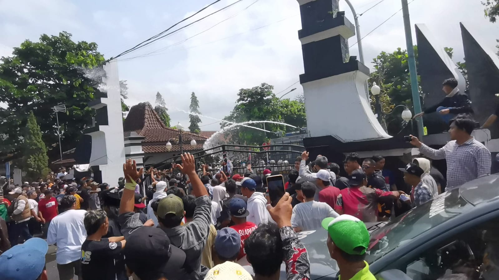Polisi Tembakan Gas Air Mata di Demo Massa Pendukung Kades Terpilih di Banjarnegara, Ini Penjelasannya 