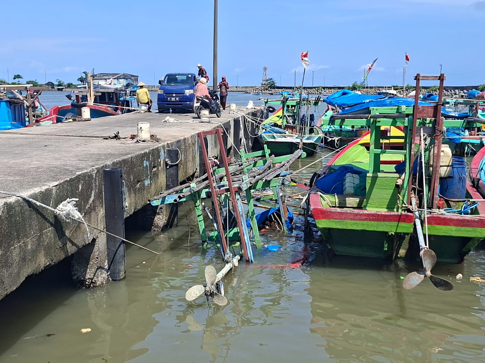 Dihantam Gelombang Tinggi 4 Meter, Kapal di Dermaga PPS Cilacap Karam