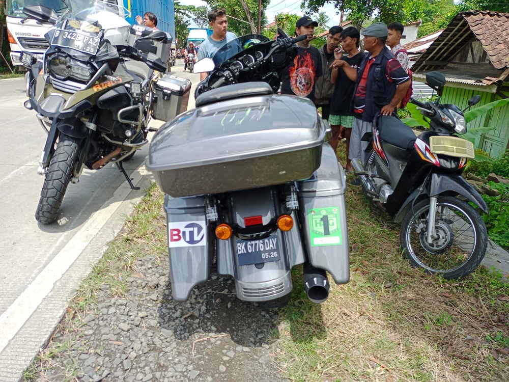 Brakkk! Moge dan Honda Supra Terlibat Kecelakaan di Jalan Raya Jatilawang. 