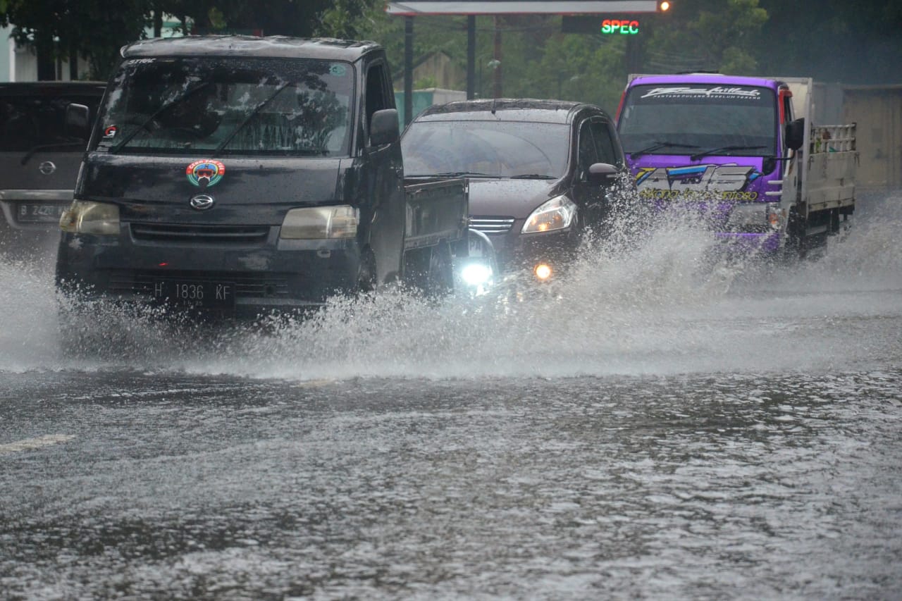 Banjir Luapan Genangi Jalan Supardjo Roestam Sokaraja