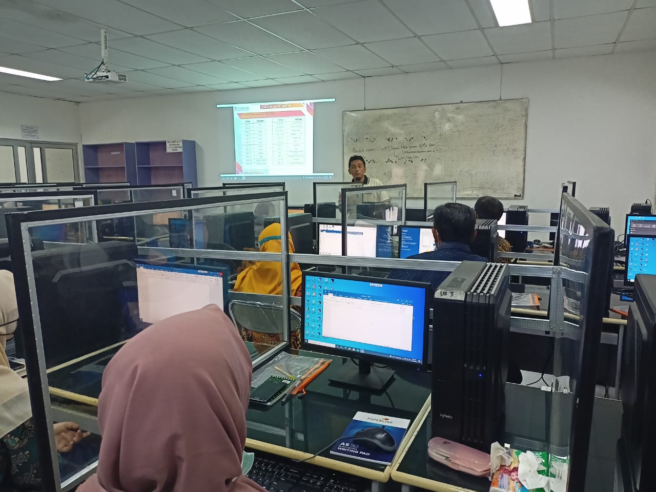 Dosen Universitas Amikom Beri Pelatihan Komputer Dasar Kader Pemberdayaan Masyarakat Desa (KPMD) Baturraden