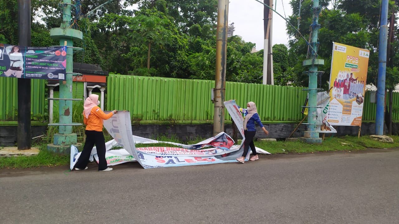 Puluhan Spanduk dan Banner Liar Diturunkan Satpol PP Cilacap