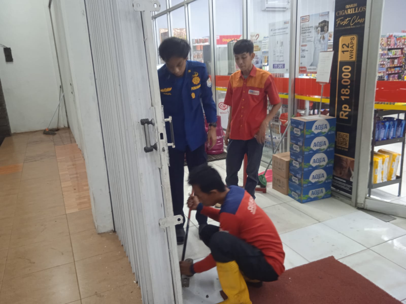 Pintu Rolling Toko Modern Macet, Damkar Cilacap Langsung Gerak Cepat