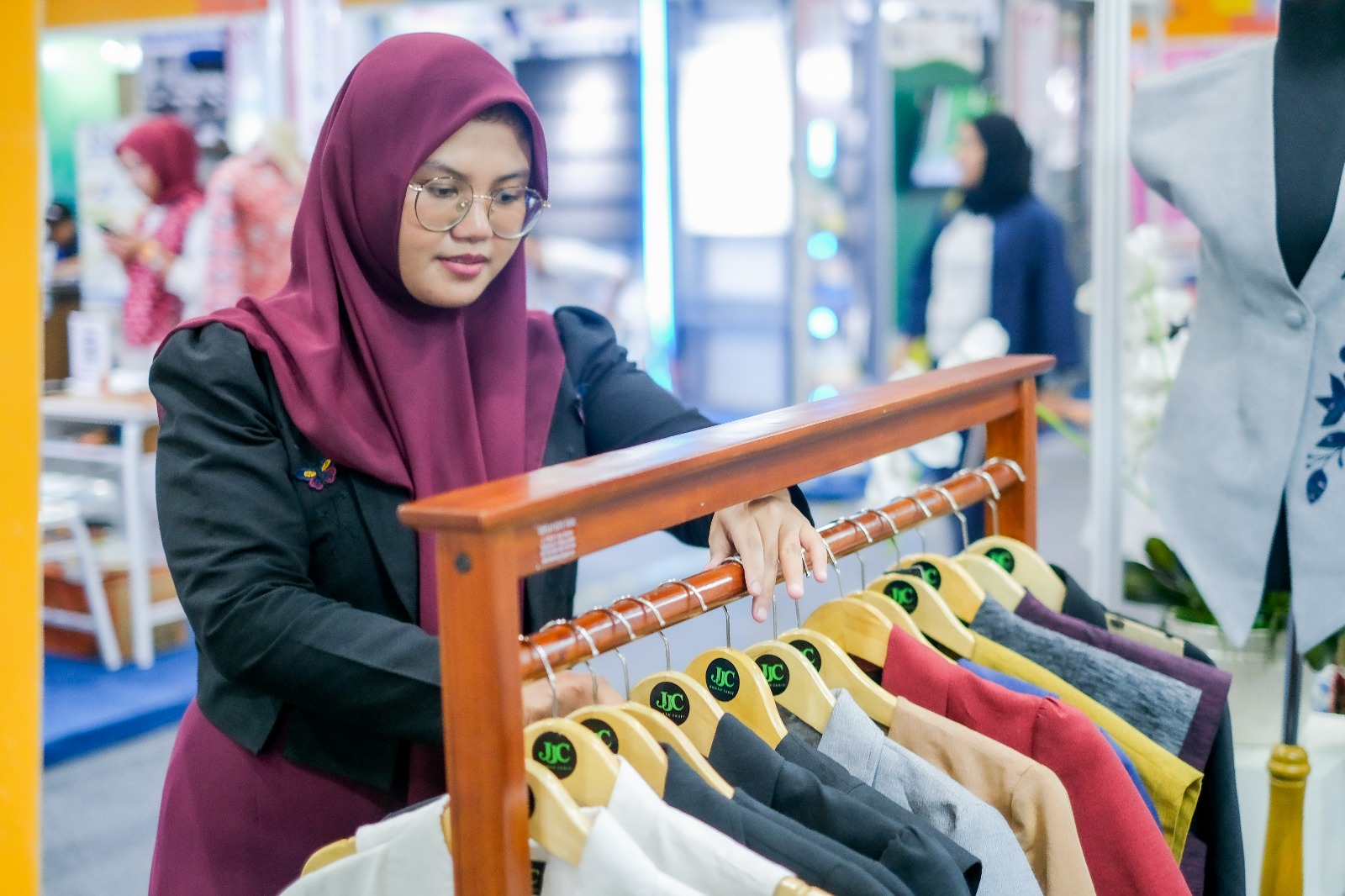 LinkUMKM BRI Dorong Pengusaha Perempuan Naik Kelas JJC Rumah Jahit Berhasil Kembangkan Fesyen Wastra Eksklusif