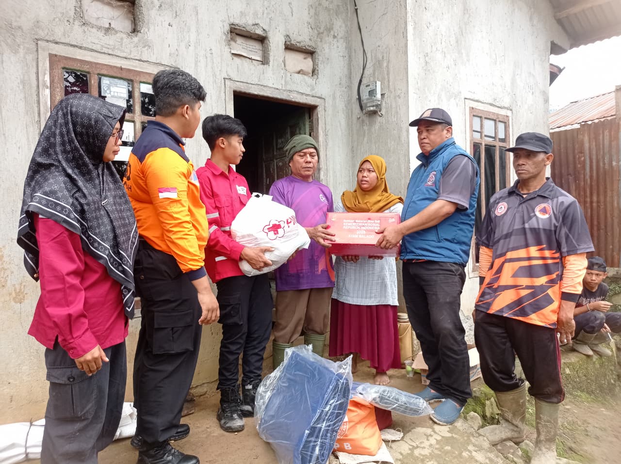 Hujan Picu Longsor di Kalibening, Dapur Rumah Warga yang Ambruk Terima Bantuan 