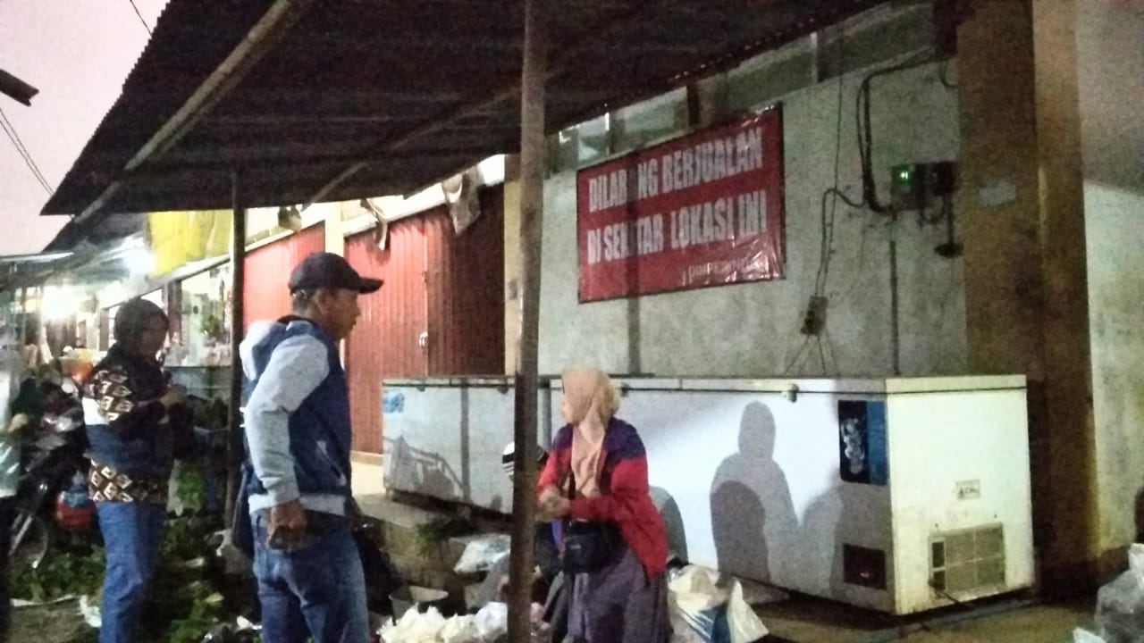 Pedagang Pasar Sumpiuh Tetap Bandel, Meski Dipasang Banner Larangan