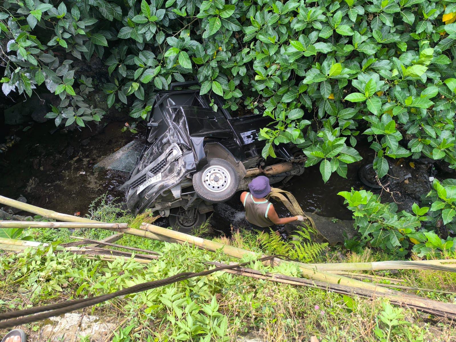 Sopir Baru Belajar Mengemudi, Mobil Pikap Terjun ke Sungai Sedalam 5 Meter