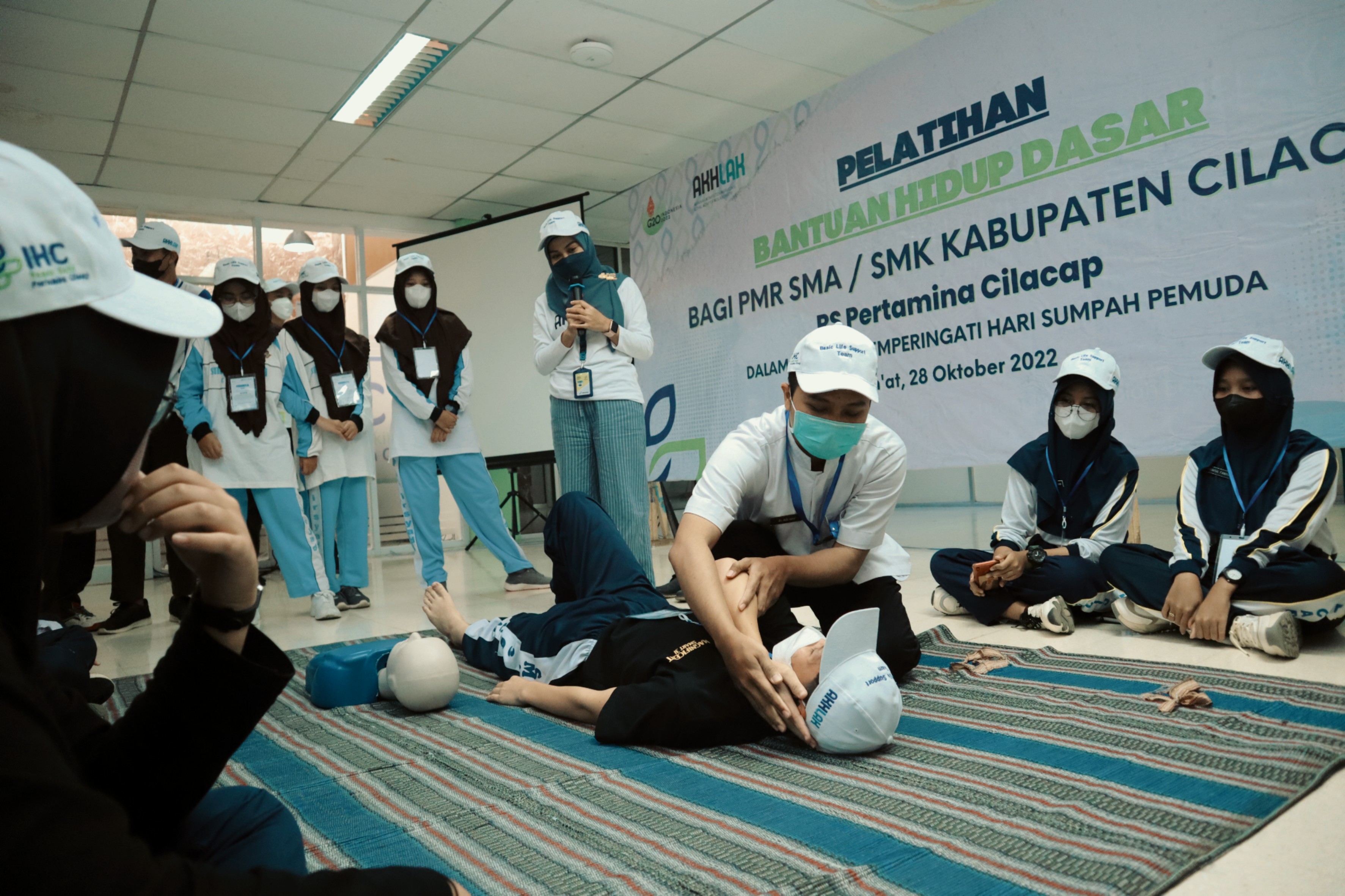 Puluhan siswa siswi Anggota PMR SMA dan SMK di Cilacap diberikan pelatihan Bantuan Hidup Dasar