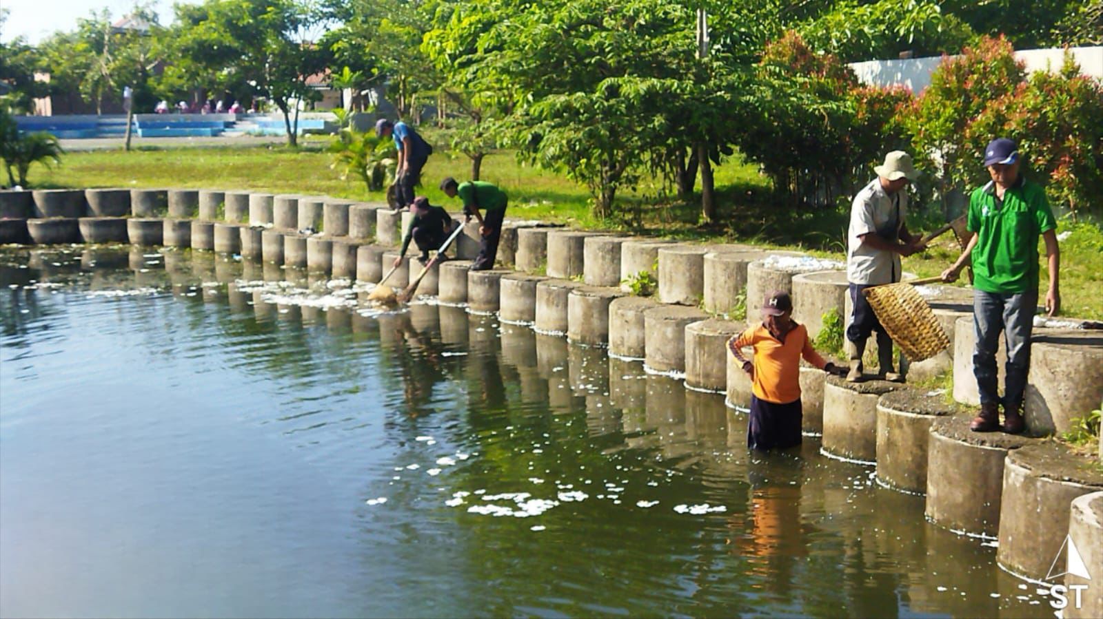 DLH Kabupaten Cilacap Tindak Sampah yang Menumpuk di Kolam RTH Soetomo