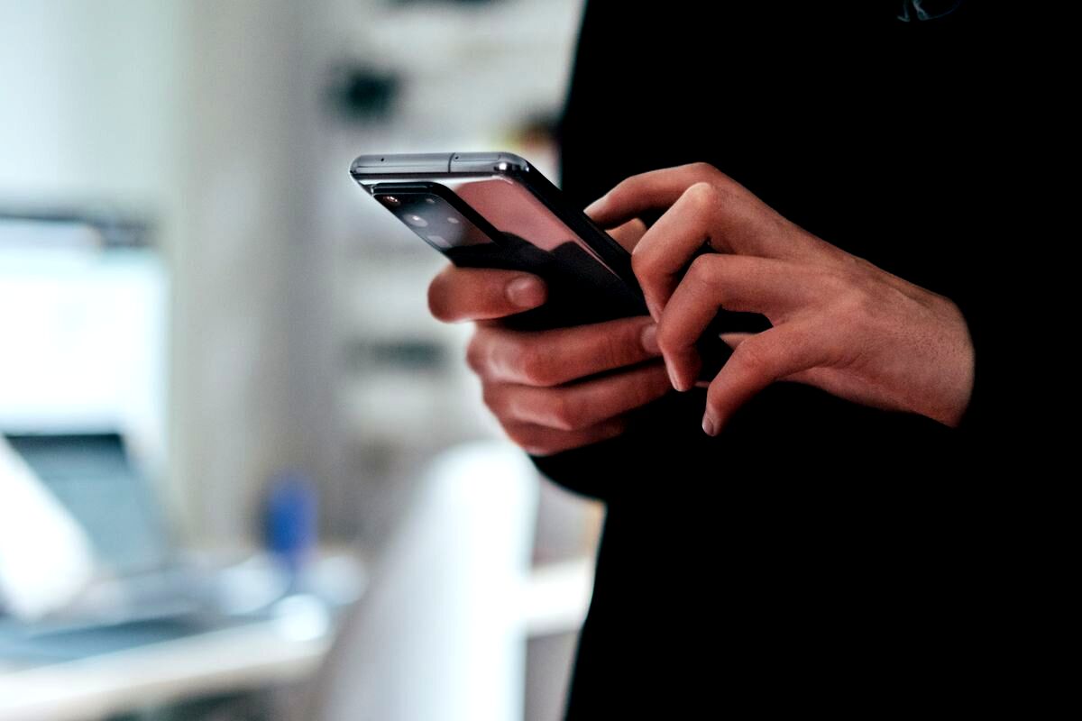 Ngabuburit Anti Bosan! 10 Aktivitas Seru Bermain HP Saat Puasa