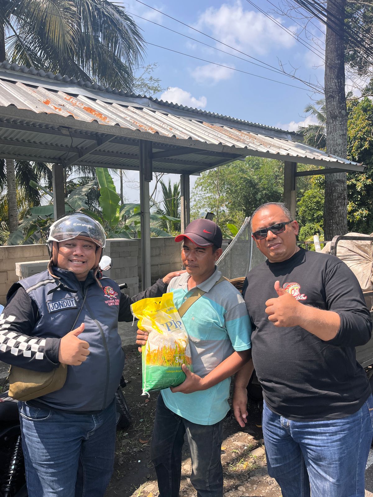 Peringati Pitulasan, Komunitas Mobar Bagi Paket Sembako