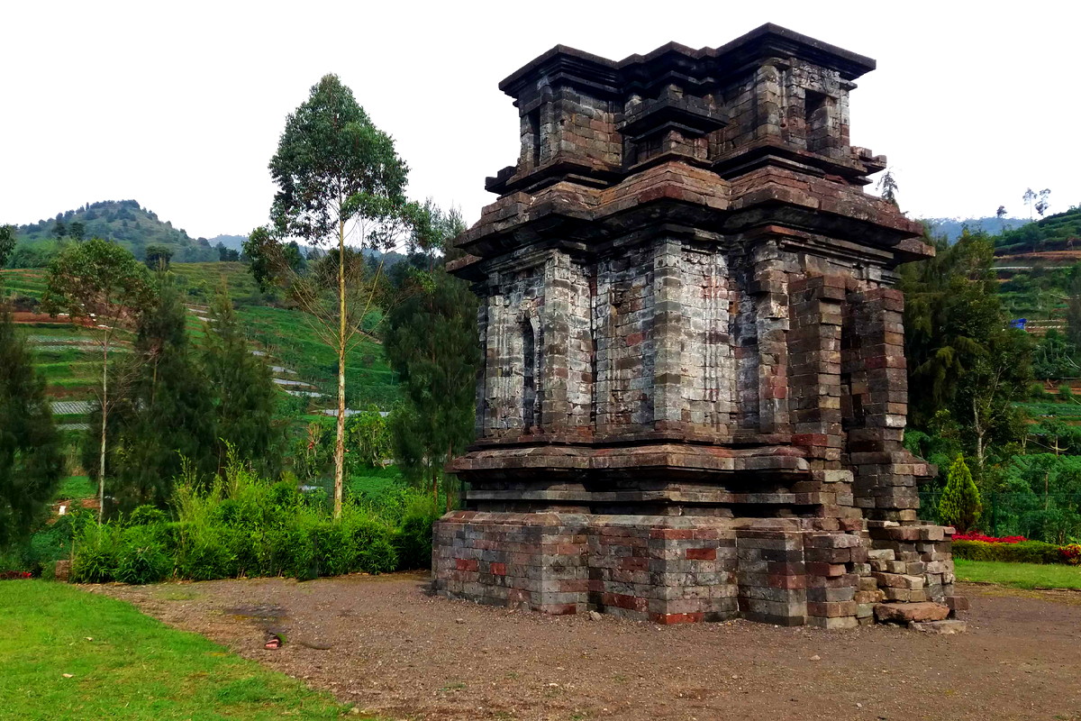 Pesona Keindahan Candi Dwarawati di Dieng Plateau