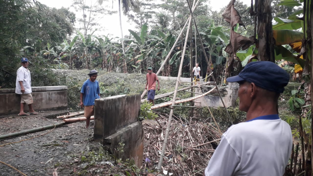 Warga Buniayu Swadaya Bangun Jembatan Darurat 