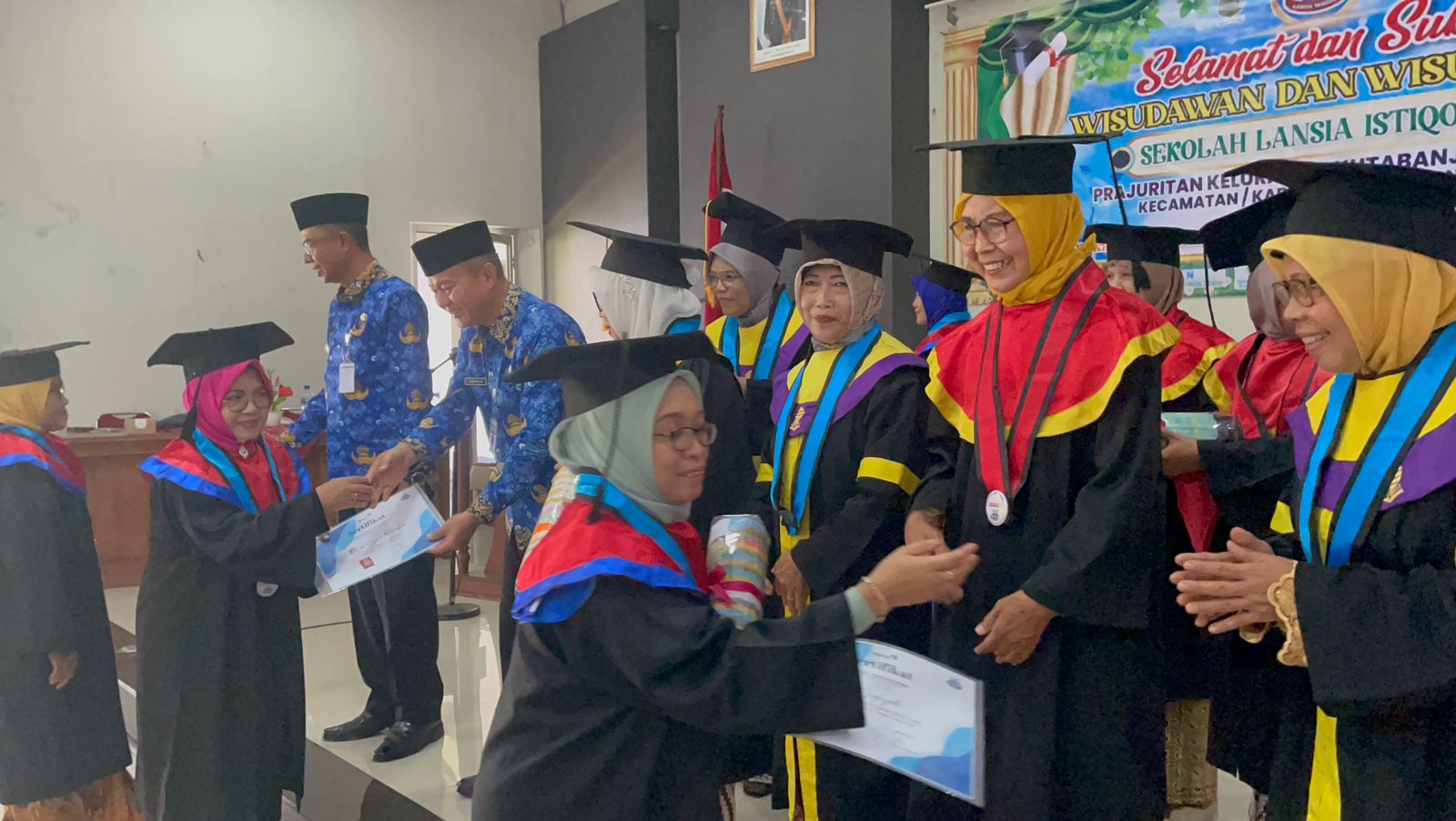 89 Orang Lansia dari Sekolah Lansia Istiqomah Diwisuda