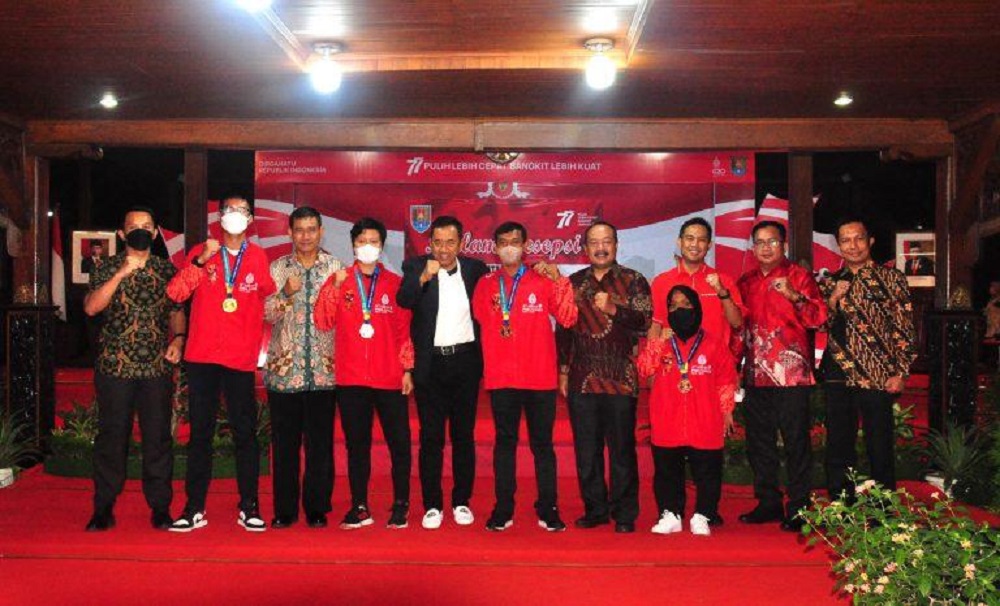 Bupati Cilacap Beri Penghargaan Atlet ASEAN Paragames Berprestasi 